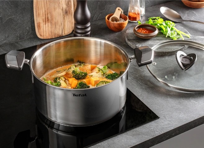 Приготування страви в каструлі Tefal Emotion+
