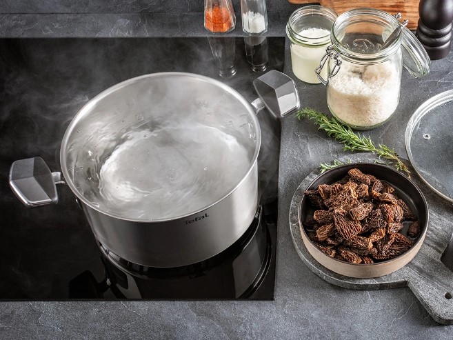 Каструля Tefal на плиті з інгредієнтами