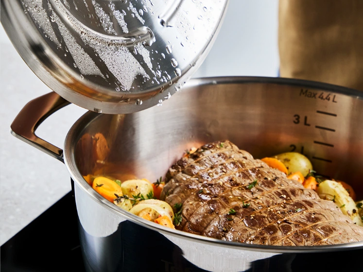 Страва у каструлі Tefal Emotion+ Gourmet на плиті