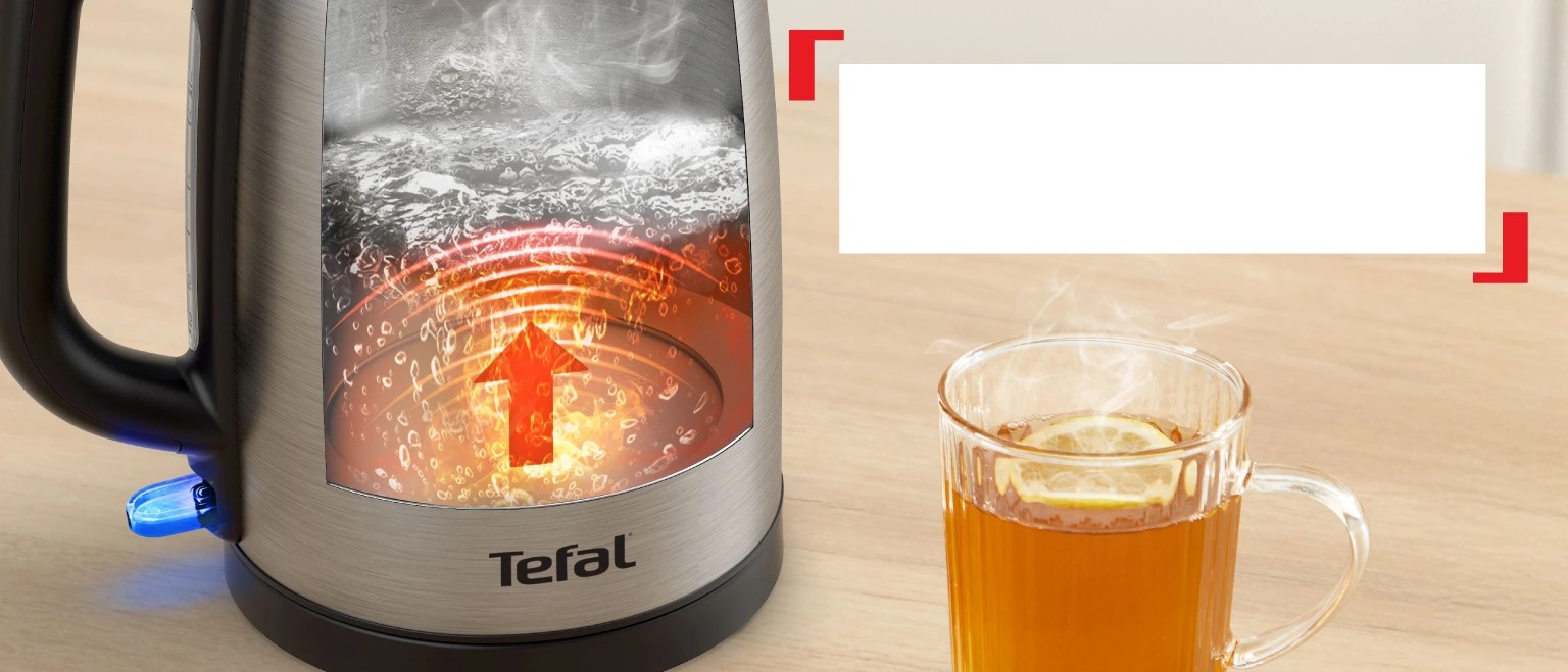 Вода закипає в чайнику Tefal KI1R0DE0 — швидкий нагрів потужністю 2200 Вт
