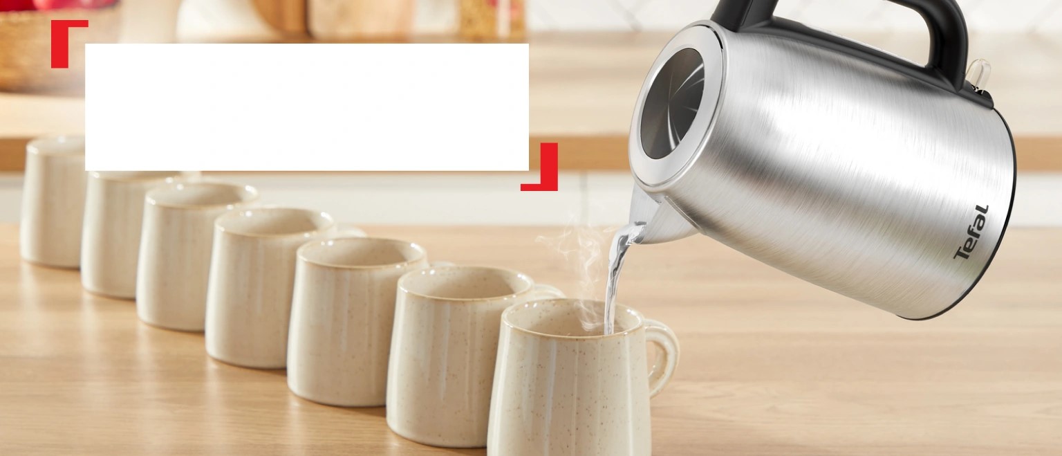 Чайник Tefal KI1R0DE0 наливає воду в чашки — об’єм 1,7 літра