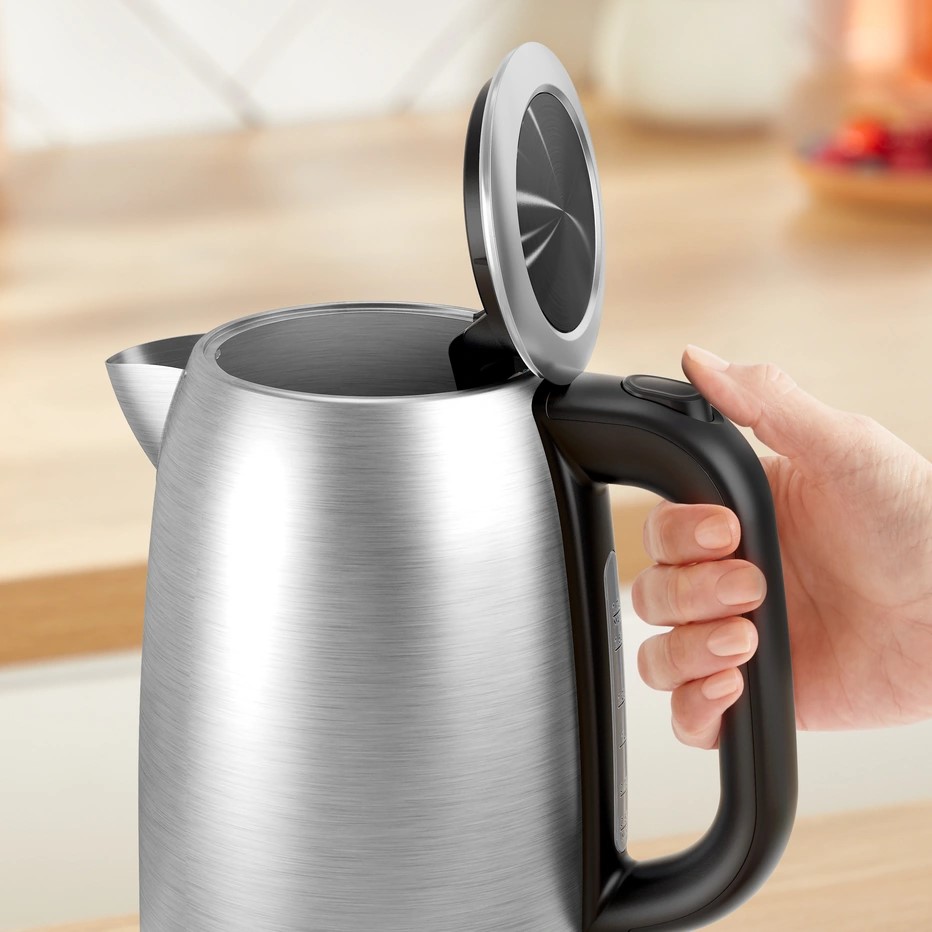 Рука однією долонею відкриває кришку електрочайника Tefal KI1R0DE0