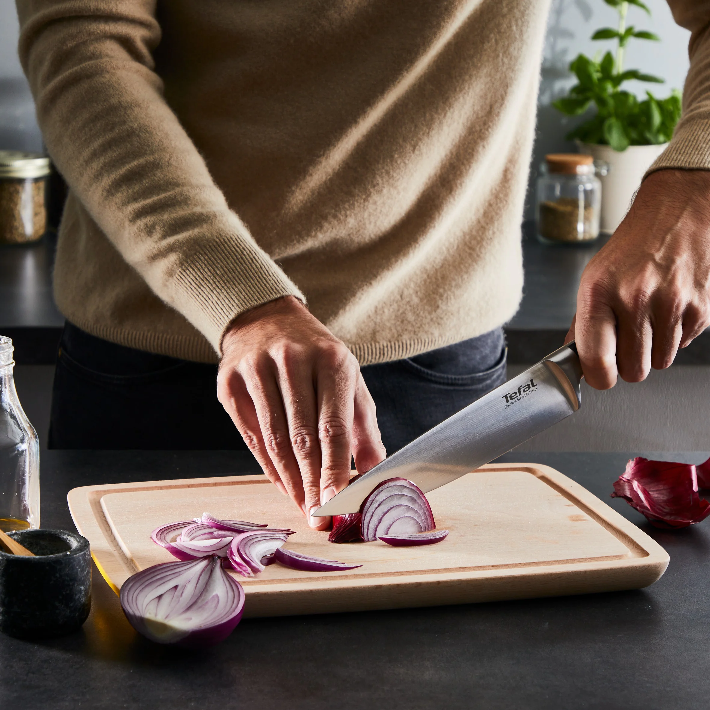 パーフェクトハーモニー　ベーシックプラス　セラミックプレート W12、D8、H2 ᐉ Ніж шеф-кухаря Tefal Perfect Resist 20 см K28102DI ➡ купити в