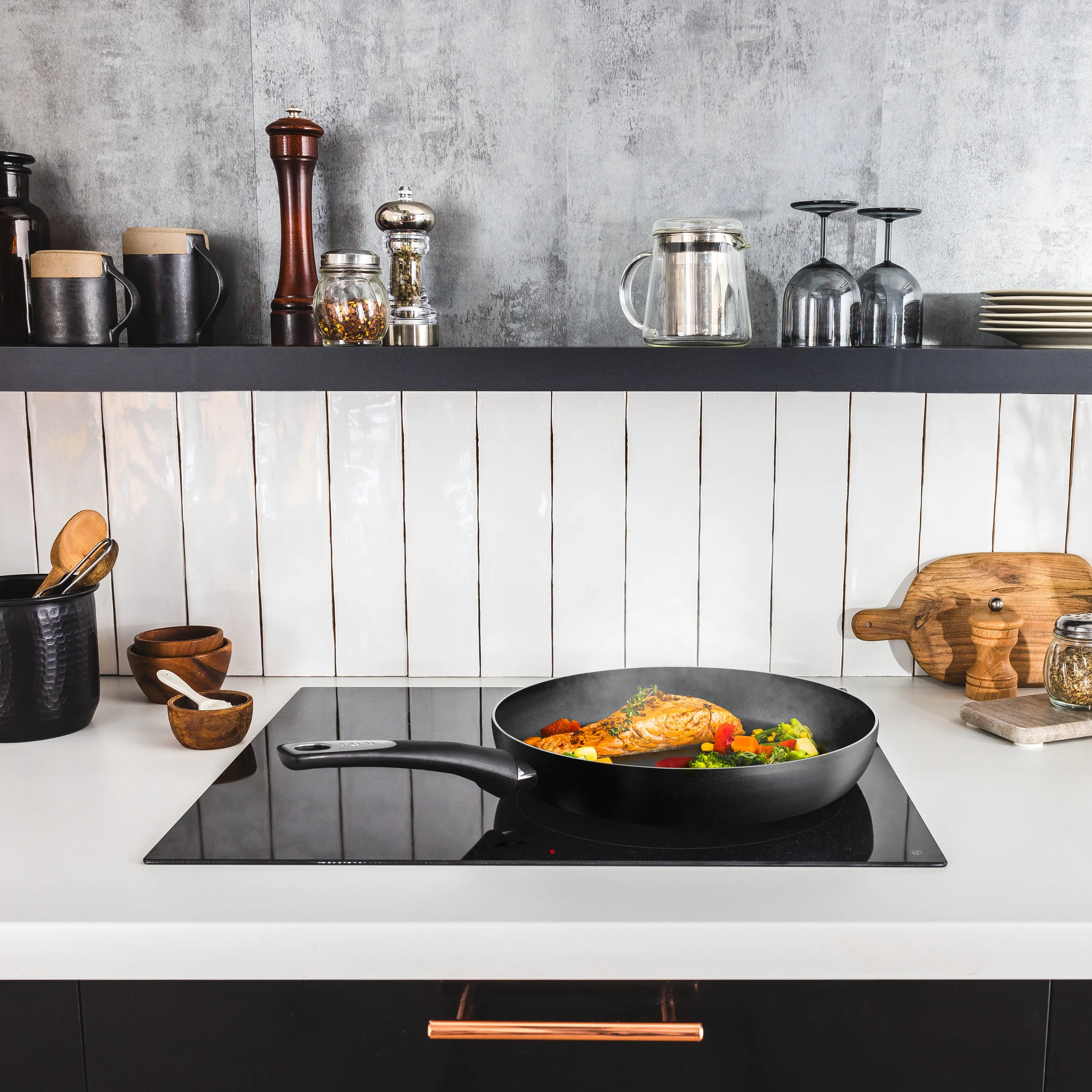 Сковорода Tefal Hard Titanium Essential 24 см C3880442