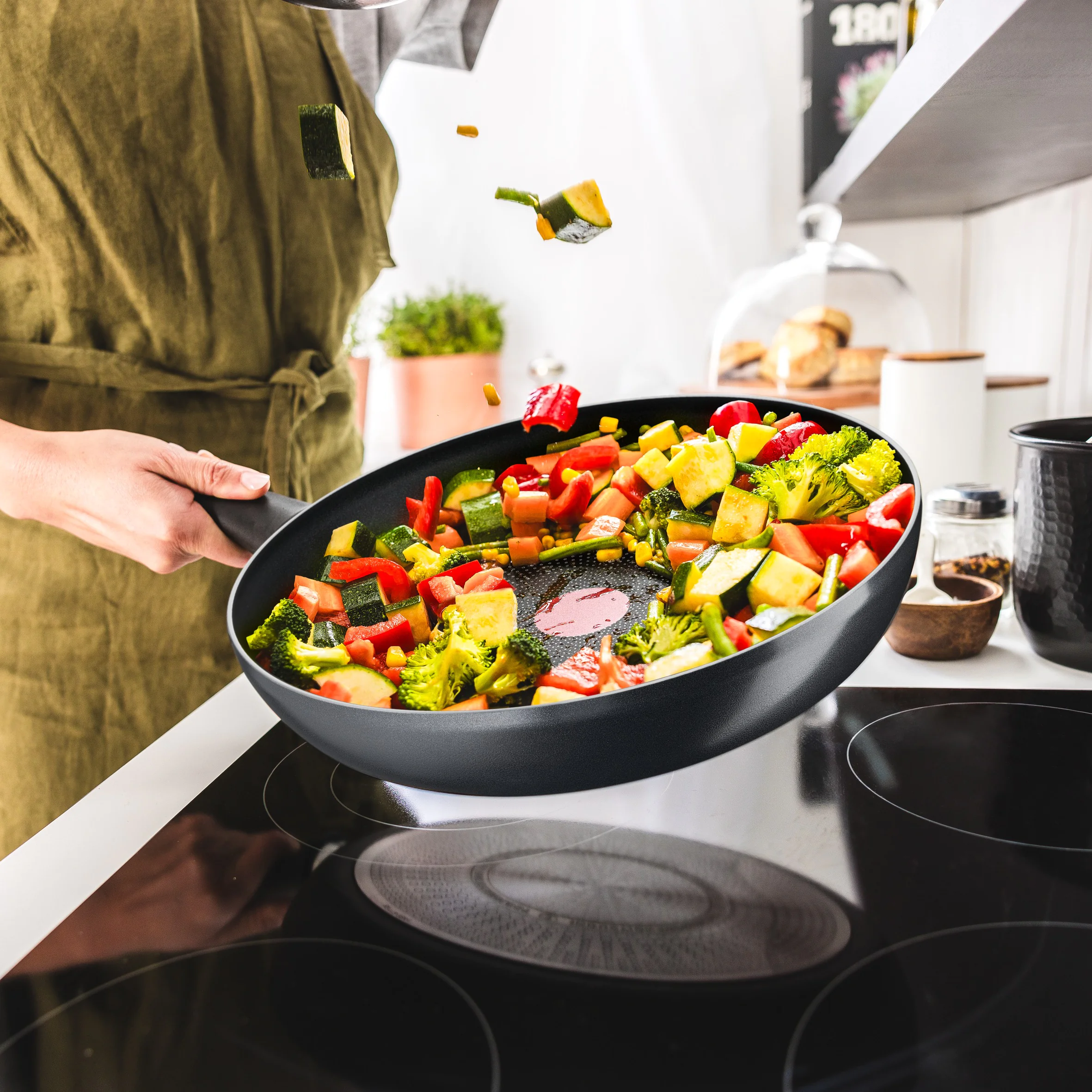 Сковорода Tefal Hard Titanium Essential 24 см C3880442