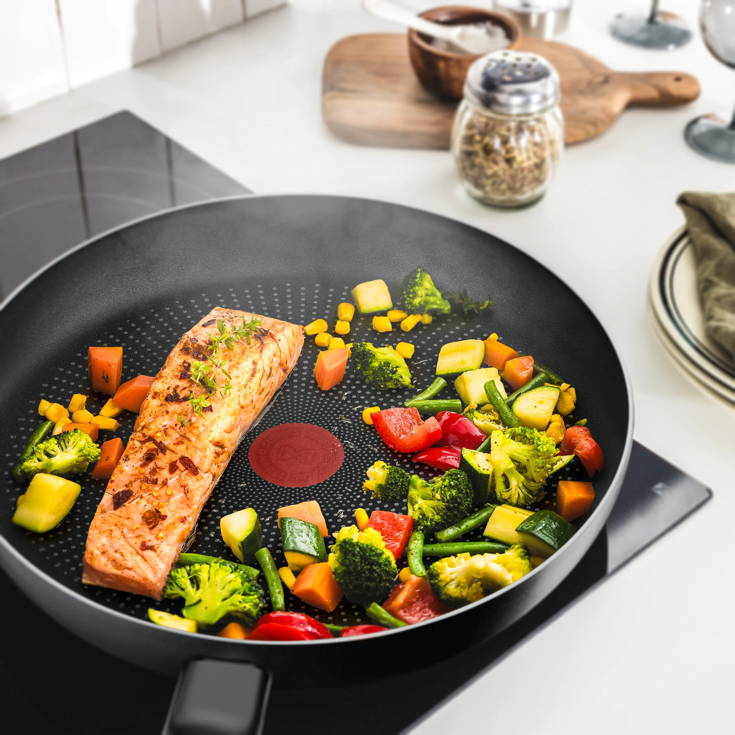 Сковорода Tefal Hard Titanium Essential 24 см C3880442