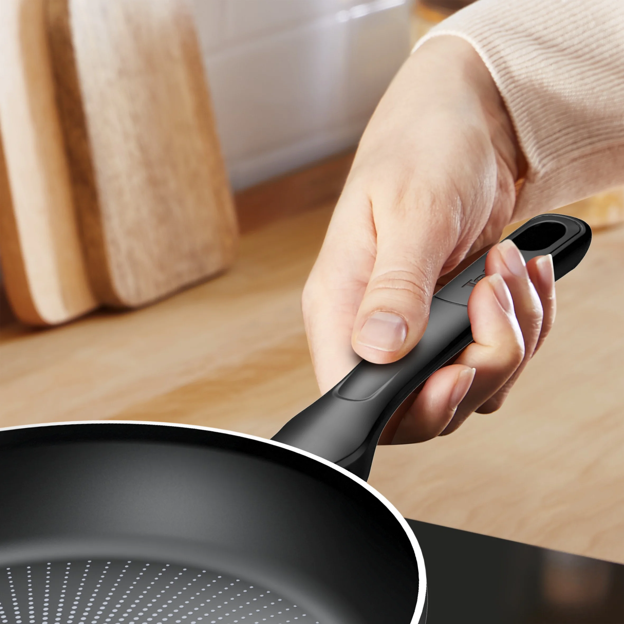 Сковорода з кришкою Tefal Resist Essential 24 см C3940443UA